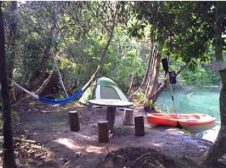 Campamento y kayaks